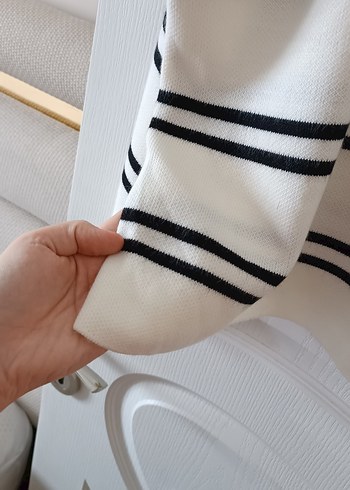 V Yaka Çizgili Beyaz Kazak - Görsel 3