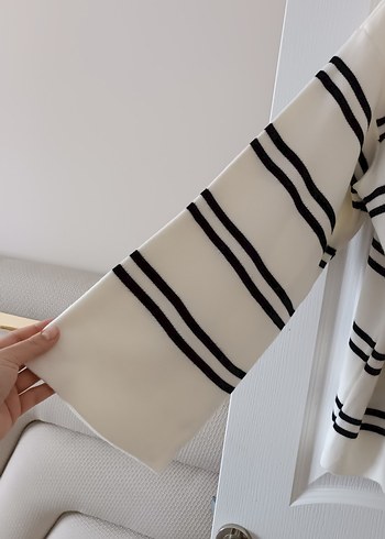 V Yaka Çizgili Beyaz Kazak - Görsel 5