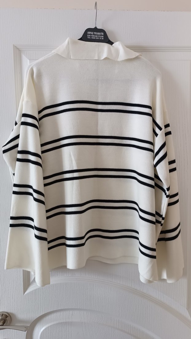 V Yaka Çizgili Beyaz Kazak - Görsel 4