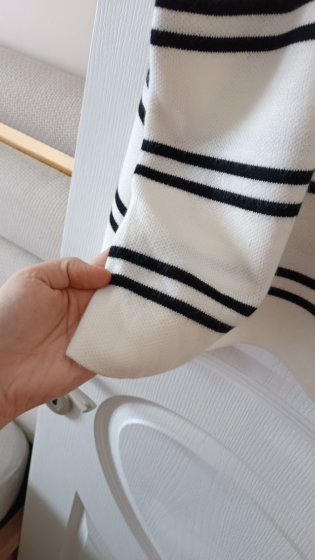 V Yaka Çizgili Beyaz Kazak - Görsel 3