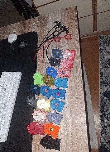 Beyblade fırlatıcı ve ipi 20 atıcı 7 ip vardır 