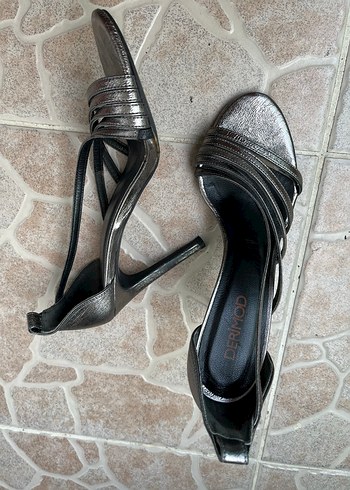 Derimod Gri Topuklu Kadın Ayakkabı - Görsel 2