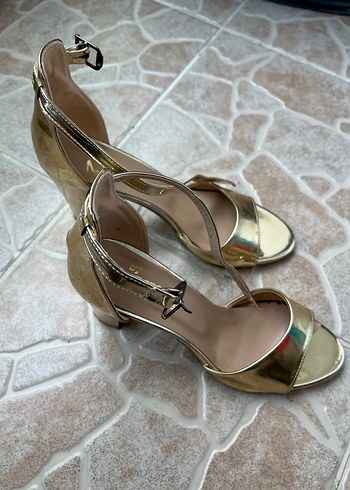 Parlak Altın Rengi Topuklu Ayakkabı - Görsel 3