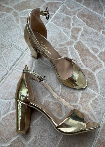 Parlak Altın Rengi Topuklu Ayakkabı - Görsel 5