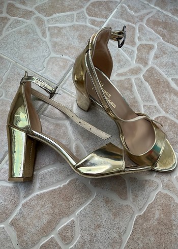 Parlak Altın Rengi Topuklu Ayakkabı - Görsel 2