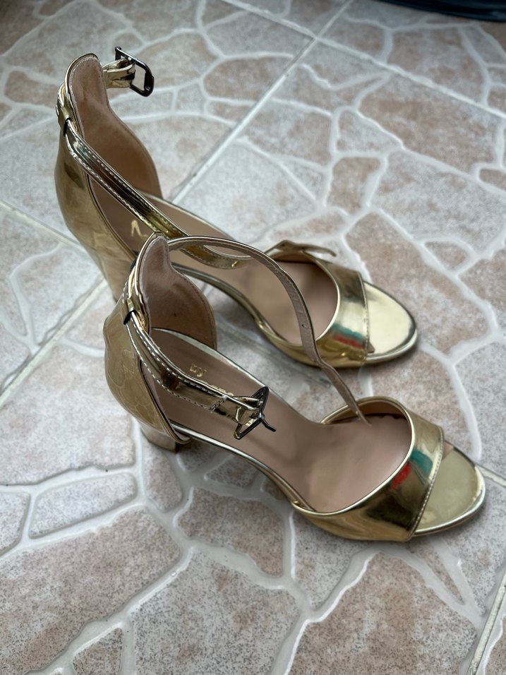 Parlak Altın Rengi Topuklu Ayakkabı - Görsel 3