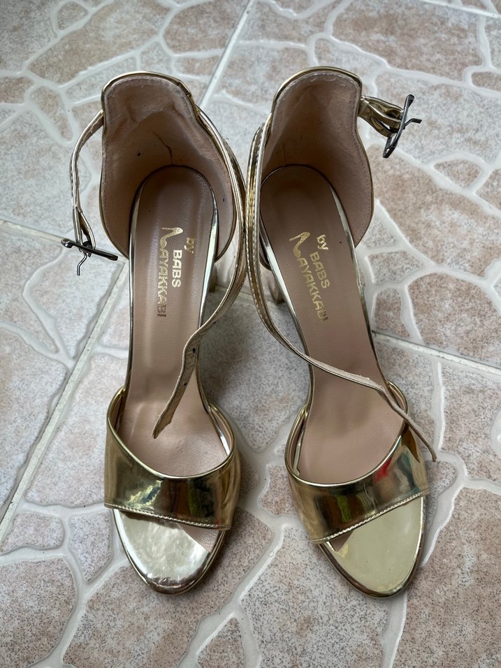 Parlak Altın Rengi Topuklu Ayakkabı - Görsel 4