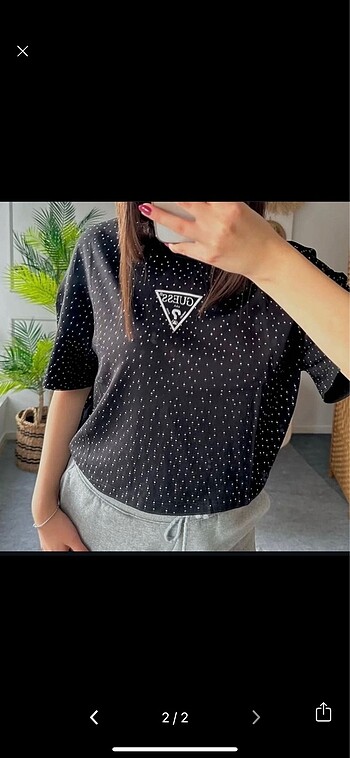 Siyah taşlı guess tshirt