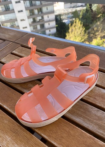 Kız Çocuk Pembe Tokalı Plaj Sandaletleri
