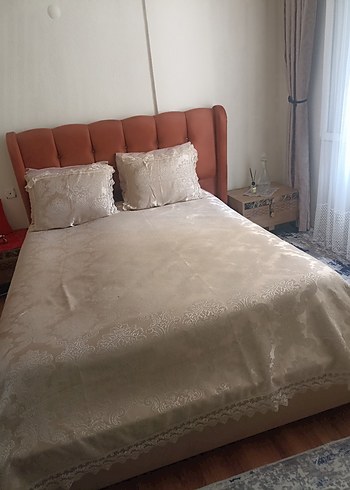 İşlemeli Beyaz ve kahve renkli Yatak Örtüsü