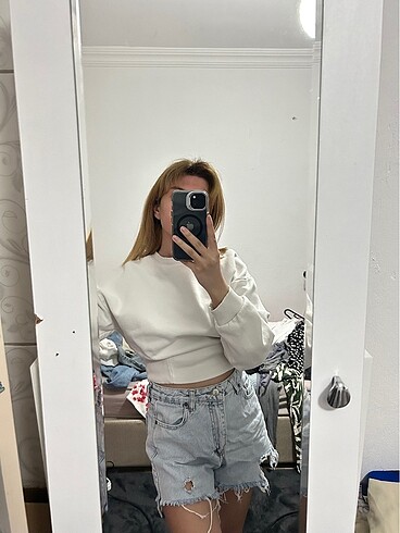 Beyaz crop sweatshirt