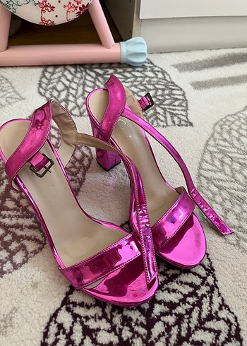 Parlak Pembe Topuklu Kadın Ayakkabı