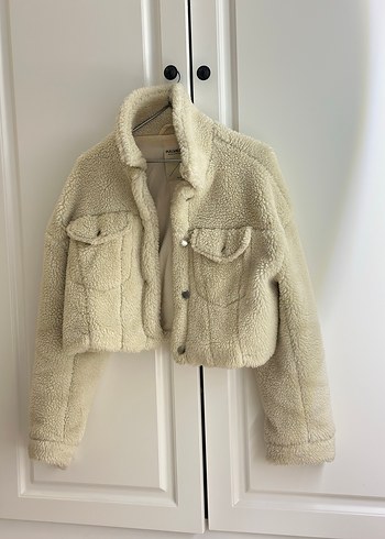 Peluş Detaylı Bej Kısa Kadın Ceket pull and bear