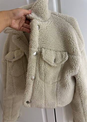 Peluş Detaylı Bej Kısa Kadın Ceket pull and bear - Görsel 4