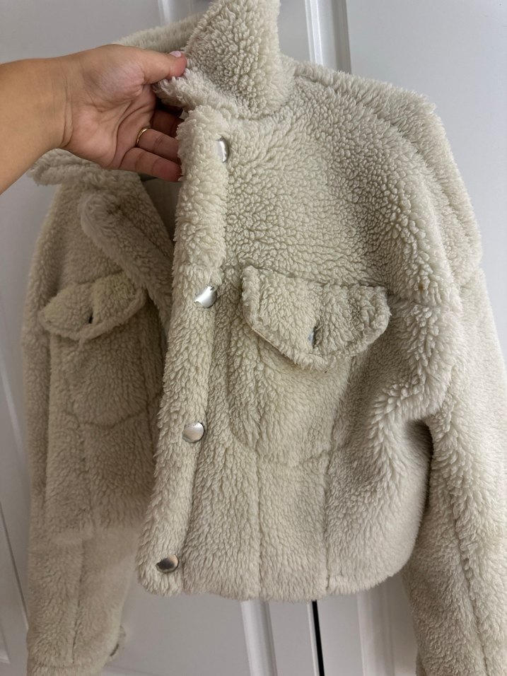 Peluş Detaylı Bej Kısa Kadın Ceket pull and bear - Görsel 4