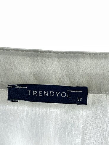 38 Beden beyaz Renk Trendyol & Milla Gömlek %70 İndirimli.