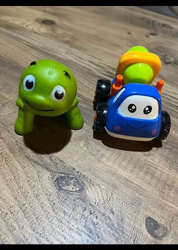 Renkli Yeşil Oyuncak Araba ve Kurbağa Figürü - Görsel 2