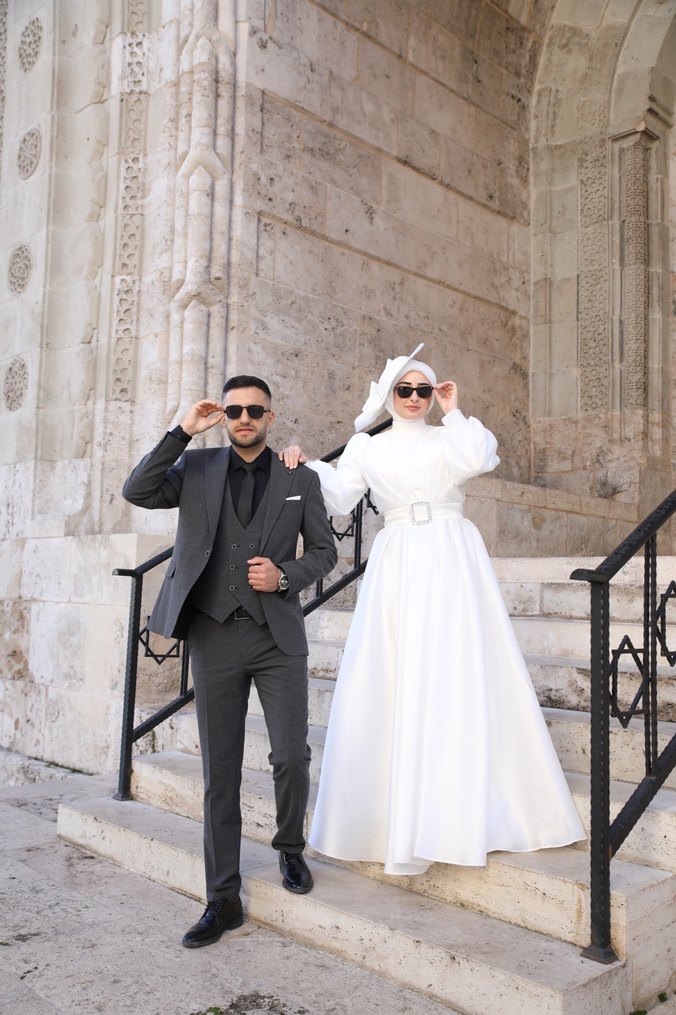 Beyaz Uzun Kollu Yüksek Yakalı Tesettür Abiye - Görsel 4