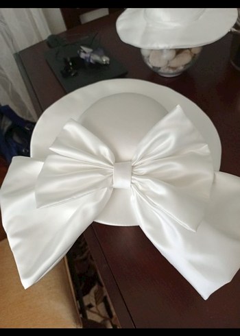 Beyaz İpek Görünümlü Fiyonk Detaylı Kadın Şapka - Görsel 3