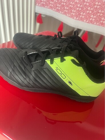 36 Beden Decathlon erkek çocuk halı saha krampon