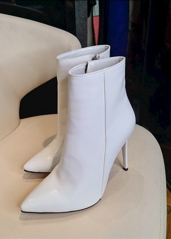 38,5 Beden Beyaz Parlak Deri Stiletto Bot