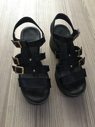 Derimod siyah bantlı, topuklu sandalet