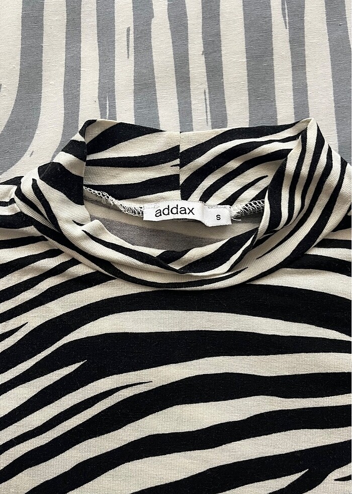 Zebra desenli crop bluz - Görsel 2