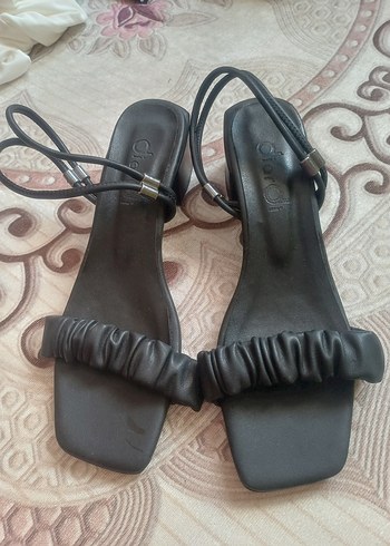 Tokalı Siyah Kadın Blok Topuklu Sandalet - Görsel 2