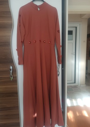 Düğmeli Uzun Kollu Kahverengi Uzun Elbise - Görsel 2