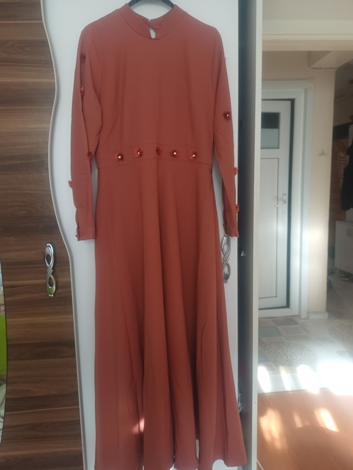 Düğmeli Uzun Kollu Kahverengi Uzun Elbise - Görsel 2