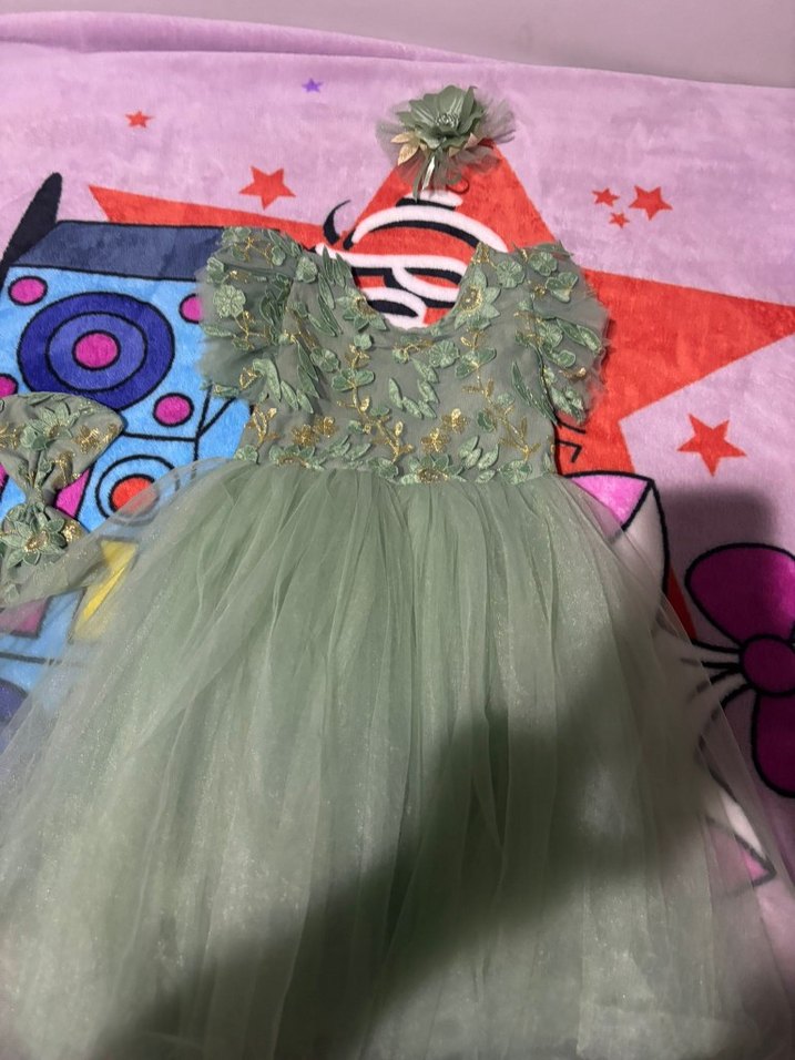 Yeşil Nakışlı ve Fırfırlı Kız Çocuk Elbisesi - Görsel 3