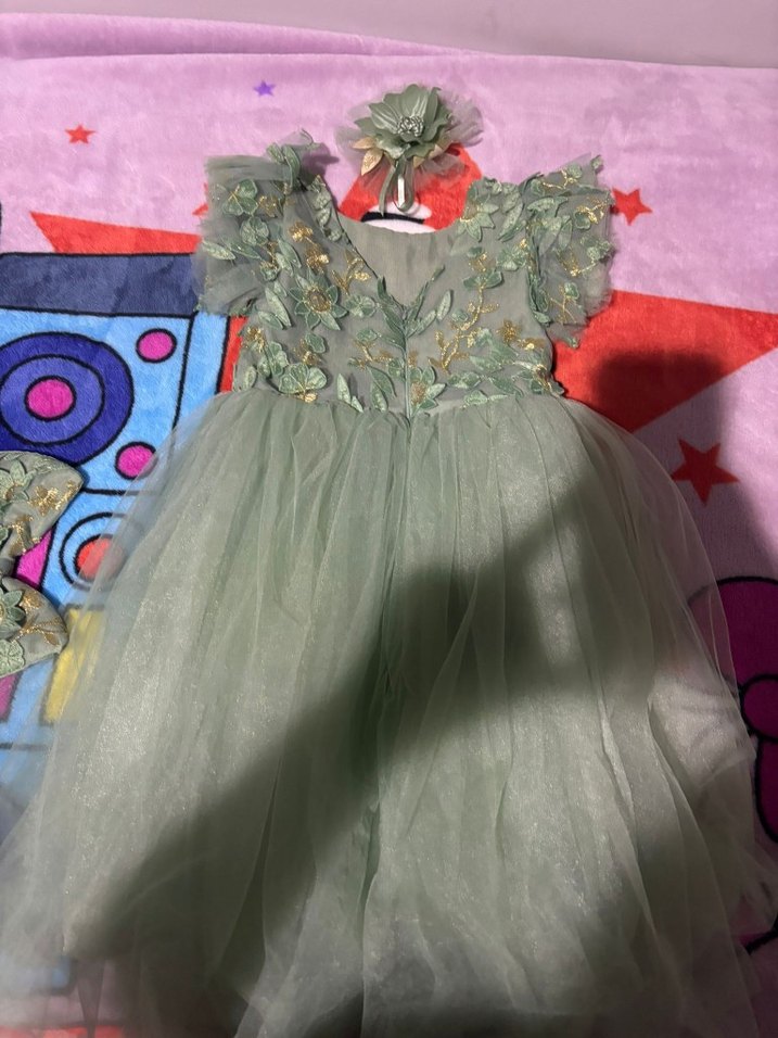 Yeşil Nakışlı ve Fırfırlı Kız Çocuk Elbisesi - Görsel 4