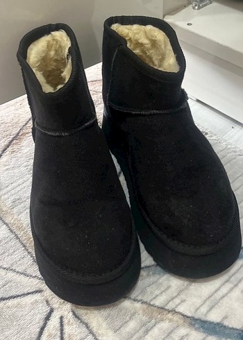 Siyah Süet Kadın Dolgu Topuklu Kürklü Bot