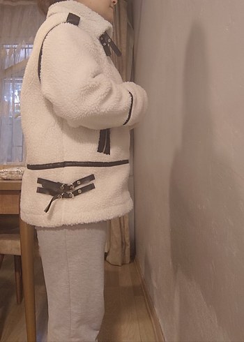 Peluş Toka Kemer Detaylı Beyaz Kadın Ceket - Görsel 4