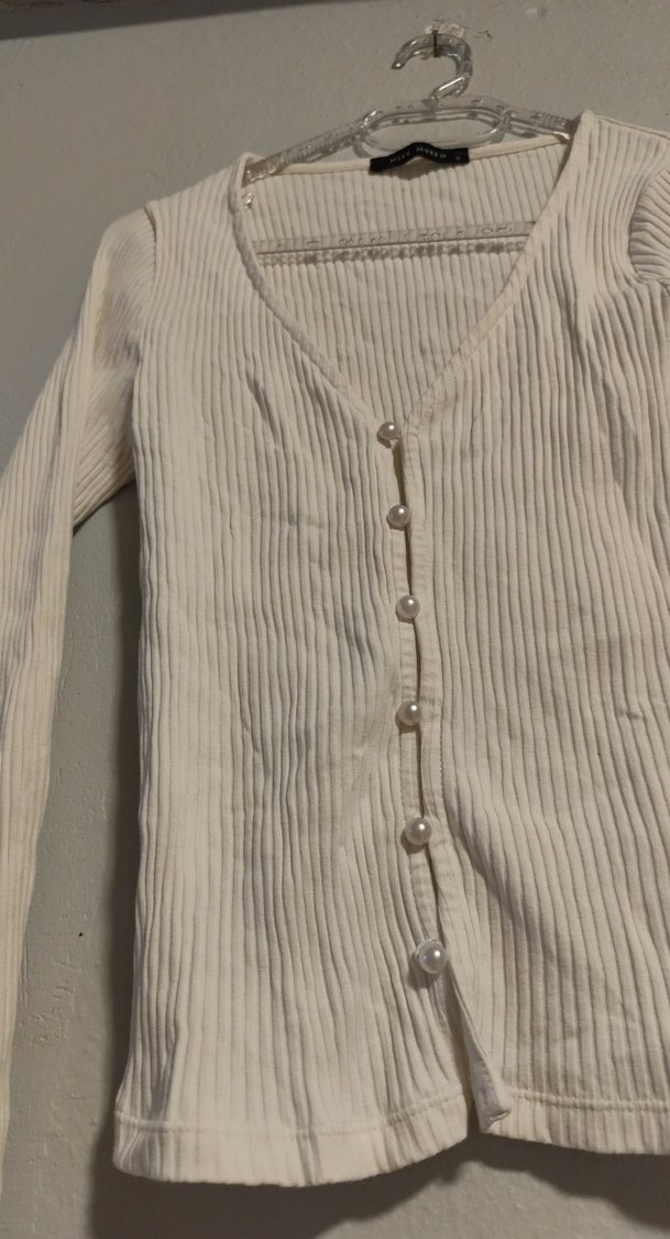 Düğmeli Beyaz V Yaka Kadın Hırka - Görsel 2