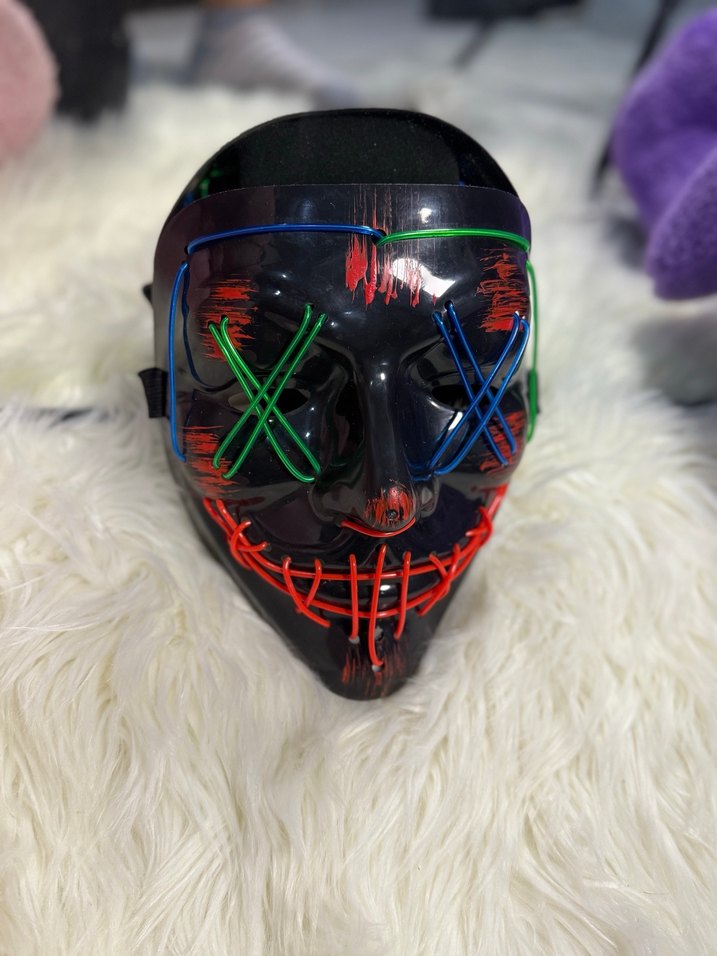 Işıklı Karanlıkta Parlayan Kuru Kafalı Maske - Görsel 2