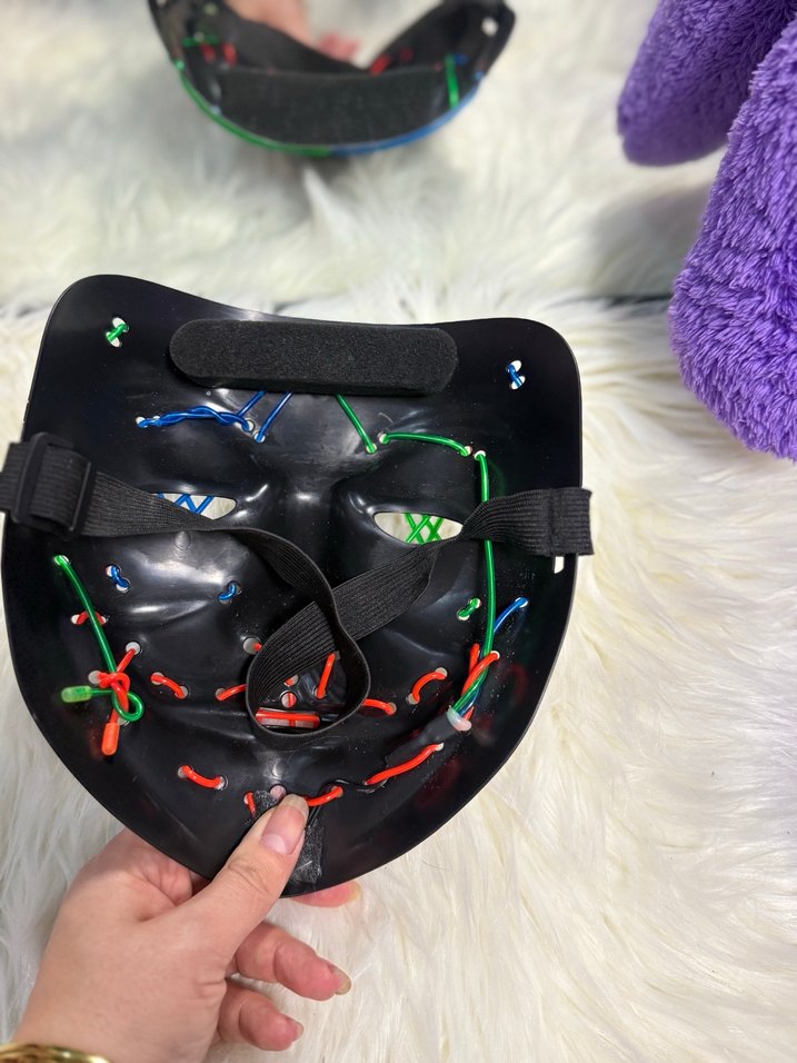 Işıklı Karanlıkta Parlayan Kuru Kafalı Maske - Görsel 3