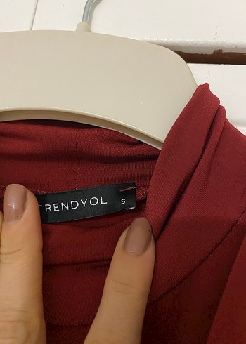 Bordo Yüksek Yakalı Drapeli Uzun Elbise - Görsel 3