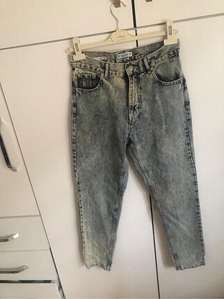 PULL AND BEAR MOM JEANS