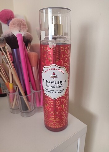 Bath and body works strawberry pound cake vücut spreyi 