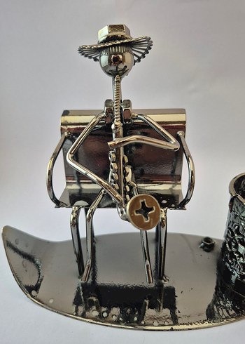 Diğer METAL SAKSAFON ÇALAN ADAM MASA ÜSTÜ KALEMLİK