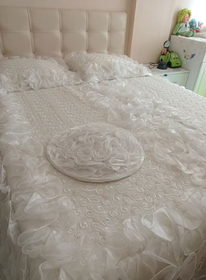 İşlemeli Beyaz Yatak Örtüsü - Görsel 2