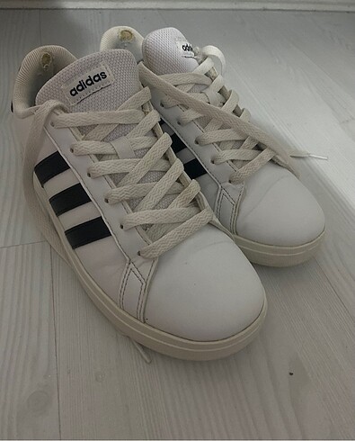 37 Beden beyaz Renk Adidas spor ayakkabı