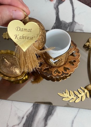 Beden altın Renk Yüzük ve kahve tepsisi