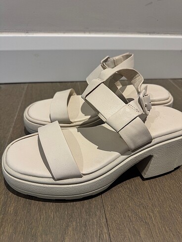 37 Beden beyaz Renk Twist Sandalet