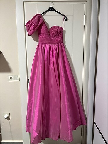 Pembe Abiye