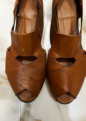 Kahverengi Deri Dolgu Topuklu Kadın Sandalet - Görsel 3