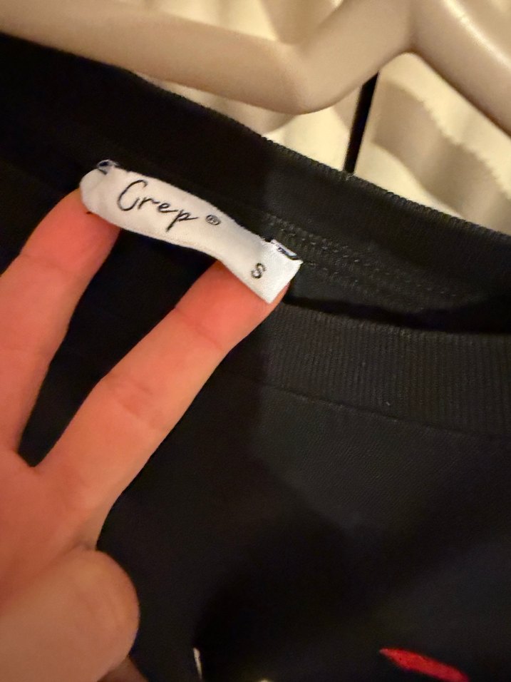 Siyah Nakışlı Kadın Tişört - Görsel 2