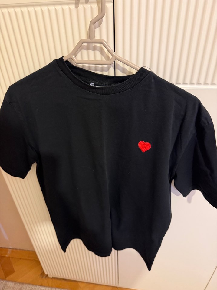 Siyah Nakışlı Kadın Tişört - Görsel 3