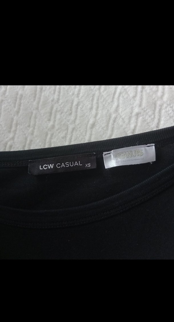 Düğmeli Siyah Kısa Kollu Baskılı Tişört - Görsel 3